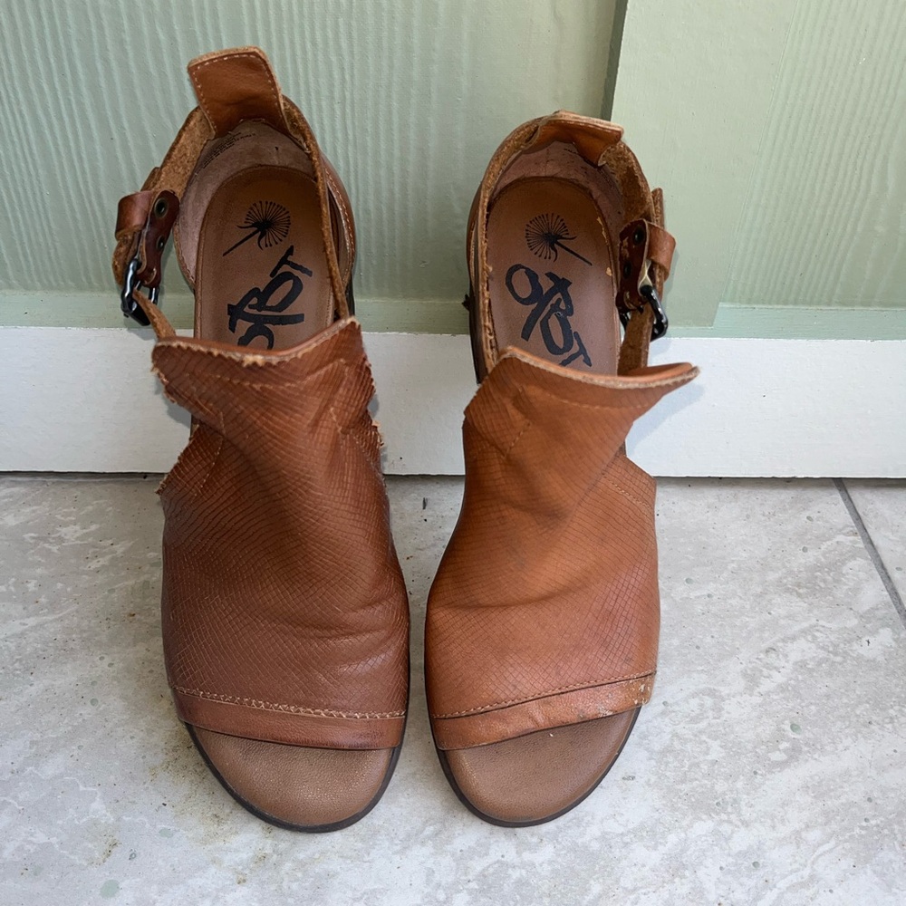 OTBT Metaphor peep toe Tan Leather